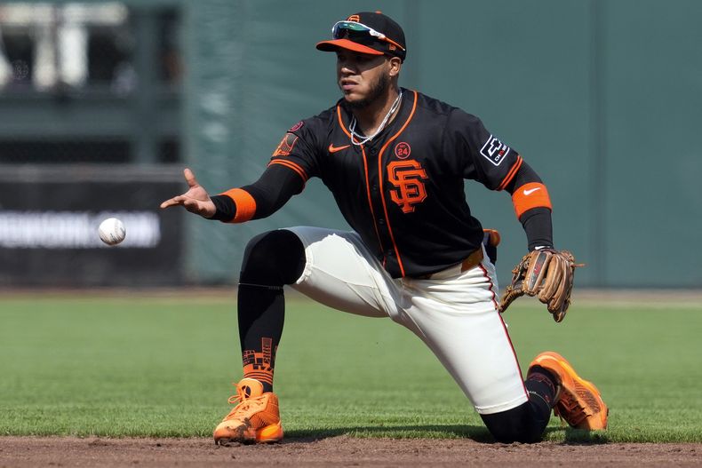 ARCHIVO - El segunda base de los Gigantes de San Francisco, Thairo Estrada, lanza la pelota al campocorto Brett Wisely para forzar el out de Carlos Santana, de los Mellizos de Minnesota, durante la segunda entrada de un juego de béisbol el sábado 13 de julio de 2024, en San Francisco. (AP Foto/Godofredo A. Vásquez, Archivo)