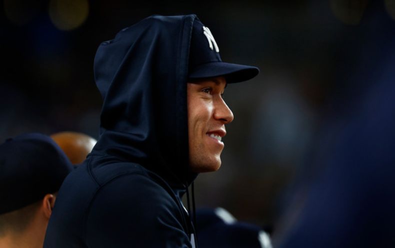 Aaron Judge, de los Yankees de Nueva York, sonríe en la banca durante la octava entrada de un partido de béisbol contra los Rojos de Cincinnati, el viernes 19 de junio de 2026, en Nueva York. (Foto AP/Noah K. Murray)