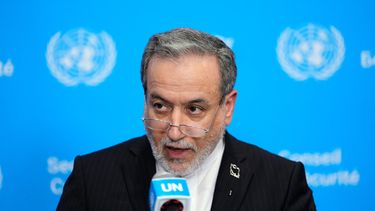 El ministro de Relaciones Exteriores de Irán, Abbas Araghchi, habla con los medios de comunicación durante el 81er período de sesiones de la Asamblea General de las Naciones Unidas en la sede de la ONU, el viernes 25 de septiembre de 2026. (AP Foto/Yuki Iwamura)