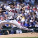 El abridor de los Bravos de Atlanta Max Fried lanza en la primera entrada tras su retorno de una lesión en el encuentro ante los Cachorros de Chicago el viernes 4 de agosto del 2023. (AP Foto/Charles Rex Arbogast)