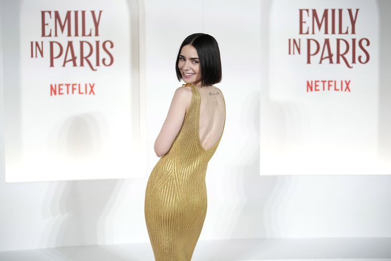 La actriz Lily Collins llega al estreno de Emily in Paris, en Roma, el martes 10 de septiembre de 2024. (Foto AP/Andrew Medichini)