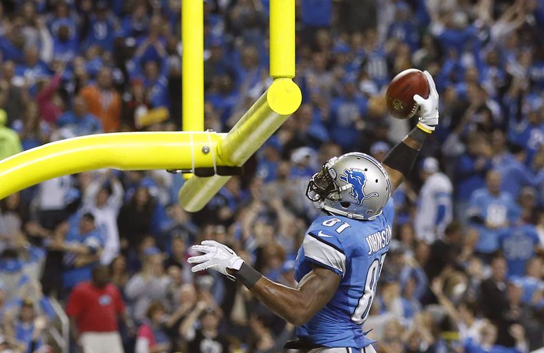 El wide receiver de los Lions de Detroit, Calvin Johnson, festeja tras anotar un touchdown contra los Packers de Green Bay el jueves, 28 de noviembre de 2013, en Detroit. (AP Photo/Rick Osentoski)