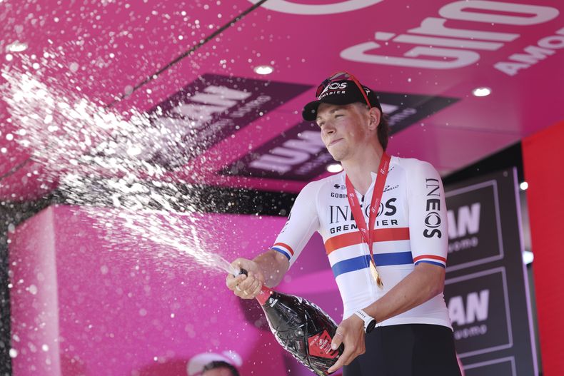 El británico Josh Tarling celebra al ganar la contrarreloj en la segunda etapa del Giro de Italia en Tirana, Albania el sábado 10 de mayo del 2025. (Gian Mattia DAlberto/LaPresse via AP)