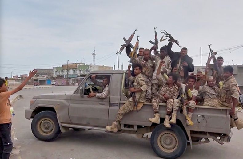 Esta imagen tomada de un video sin fecha publicado por la televisora Al-Masirah, propiedad de los rebeldes hutíes de Yemen, el viernes 11 de septiembre de 2026, muestra, según el canal, combatientes hutíes cantando sobre una camioneta en Khawkhah, en la provincia de Hodeida, Yemen. (Al-Masirah TV via AP)