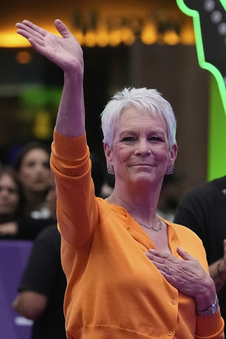 La actriz Jamie Lee Curtis saluda a sus fans durante la alfombra roja de la película Freakier Friday en la Ciudad de México, el jueves 24 de julio de 2025. (Foto AP/Marco Ugarte)