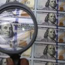 Un inspector analiza una hoja sin cortar de billetes de 100 dólares durante el proceso de impresión en la Oficina de Grabado e Impresión de Moneda Occidental, el 24 de septiembre de 2013, en Fort Worth, Texas. (AP Foto/LM Otero, Archivo)