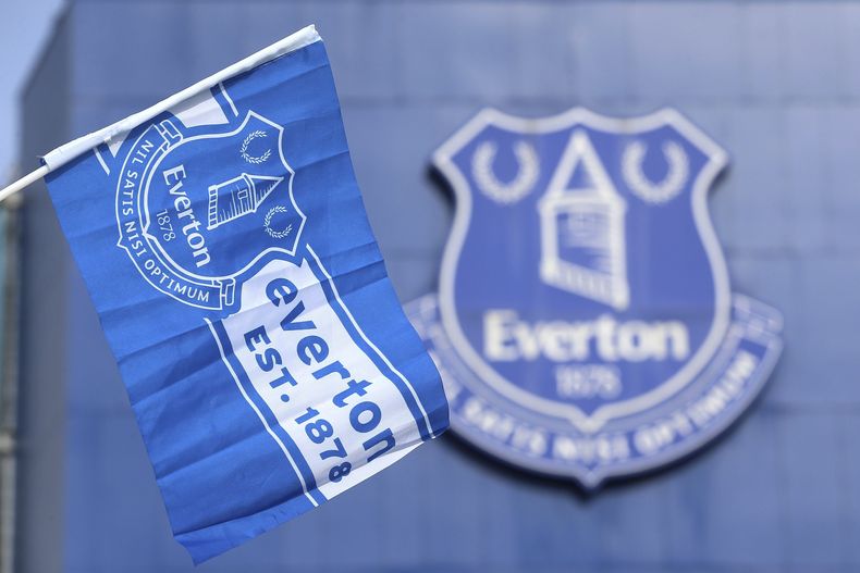 Una bandera del Everton se agita frente estadio el 7 de octubre de 2023 (Nigel French/PA via AP)