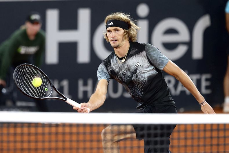 Alexander Zverev devuelve ante Laslo Djere en la final del Abierto de Europa en Hamburgo, el domingo 30 de julio de 2023. (Frank Molter/dpa vía AP)