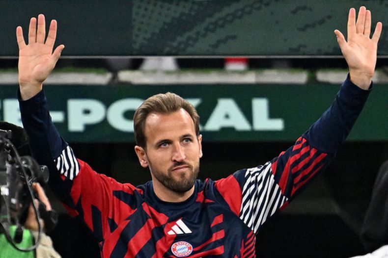 Harry Kane, del Bayern Munihc, saluda a los aficionados tras ganar el Balón de Oro y antes del encuentro de la Copa Alemana ante el Magdeburg el miércoles 28 de octubre del 2026. (Sven Hoppe/dpa via AP)