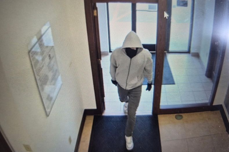 Esta imagen difundida por la Policía Estatal de Kentucky muestra al sospechoso de asesinar a dos empleados bancarios durante un robo, el jueves 30 de abril de 2026, en Berea, Kentucky. (Kentucky State Police via AP)