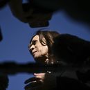 La candidata demócrata a la presidencia, la vicepresidenta Kamala Harris, habla con reporteros antes de abordar el avión vicepresidencial, el miércoles 30 de octubre de 2024, en la Base de la Fuerza Aérea Andrews, en Maryland. (Brendan Smialowski/Pool vía AP)