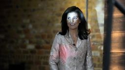 La precandidata republicana a la presidencia y exembajadora de la ONU Nikki Haley camina en el escenario antes de una reunión pública en Fox News, en el centro de Columbia, Carolina del Sur, el domingo 18 de febrero de 2024. (AP Foto/Chris Carlson)