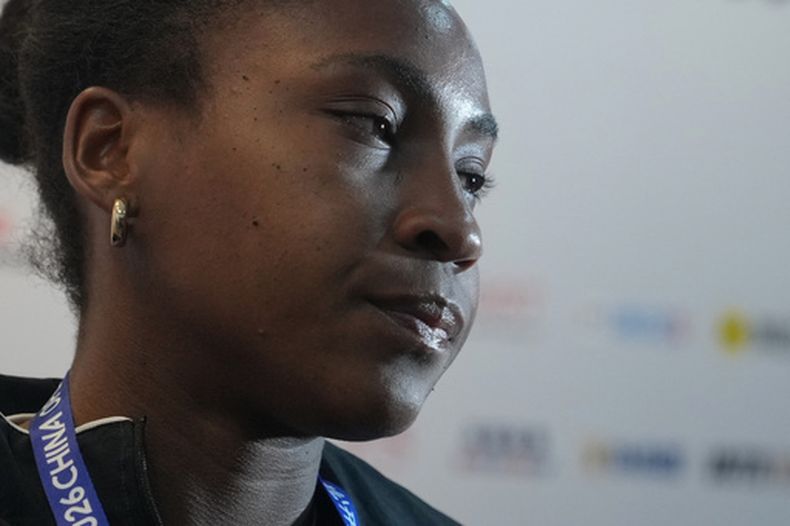 Coco Gauff durante una rueda de prensa tras perder ante Elise Mertens en la cuarta ronda del Abierto de China, el miércoles 7 de octubre de 2026, en Beijing. (AP Foto/Andy Wong)