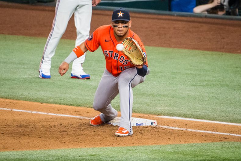 El mexicano Isaac Paredes, de los Astros de Houston, atrapa una pelota en la inicial durante el encuentro ante los Rangers de Texas, el jueves 28 de mayo de 2026 (AP Foto/Jessica Tobias)