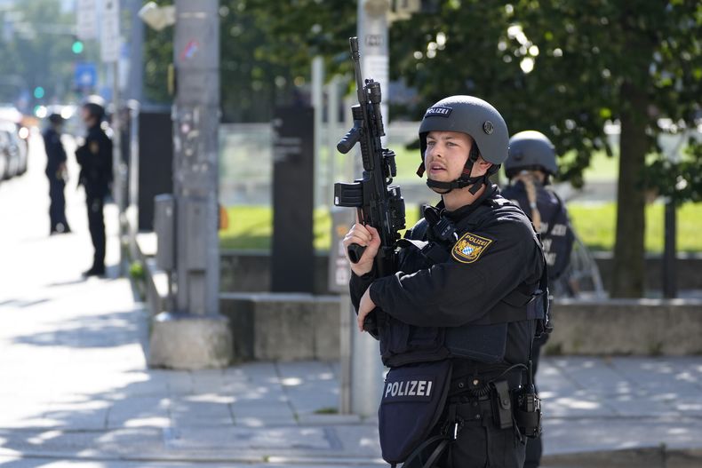 La policía patrulla las inmediaciones del lugar donde agentes dispararon a un sospechoso, cerca del consulado de Israel y de un museo de la época nazi, en Múnich, Alemania, el 5 de septiembre de 2024. (AP Foto/Matthias Schrader)