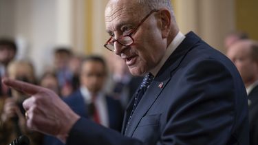 El líder de la mayoría en el Senado, Chuck Schumer, demócrata por Nueva York, responde a preguntas sobre seguridad fronteriza durante una charla con reporteros luego de una reunión de la bancada demócrata en el Capitolio, el miércoles 31 de enero de 2024, en Washington. (AP Foto/J. Scott Applewhite)