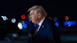 El presidente estadounidense Donald Trump llega en el Air Force One en el Aeropuerto Internacional Palm Beach en Florida el 20 de diciembre del 2025. (AP foto/Alex Brandon)