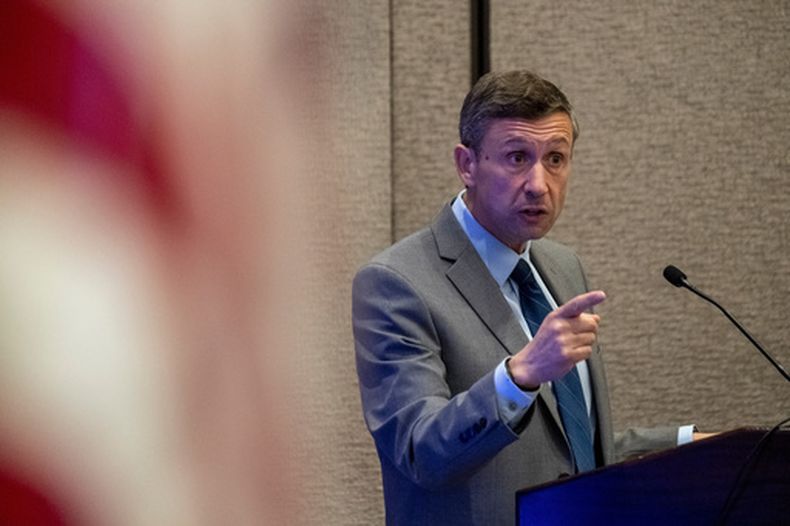 El presidente del Comité Nacional Demócrata Ken Martin habla en una reunión del Consejo Sindical como parte de la reunión de primavera del organismo, el jueves 13 de agosto de 2026, en Austin, Texas. (AP Foto/Joel Angel Juarez)