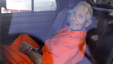Robert Durst fue arrestado el sábado, tras una involuntaria confesión de sus crímenes a HBO.