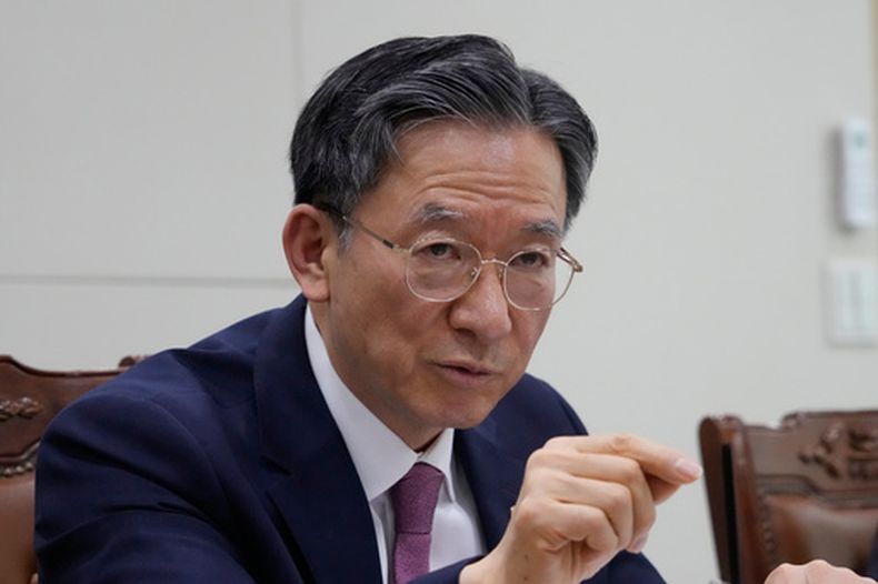 El ministro de Justicia de Corea del Sur, Jung Sung-ho, habla en una conferencia de prensa de mesa redonda en el Ministerio de Justicia, en Gwacheon, Corea del Sur, el jueves 9 de abril de 2026. (AP Foto/Ahn Young-joon)