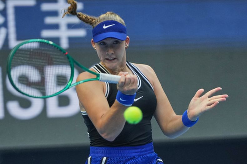 La rusa Mirra Andreeva regresa la bola de la checa Nikola Bartunkova en las semifinal del Abierto de China el sábado 10 de octubre del 2026.. (AP Foto/Achmad Ibrahim)