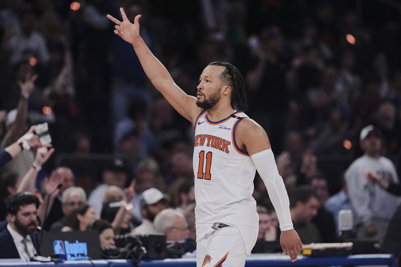 Jalen Brunson de los Knicks de Nueva York ahce un gesto hacia los aficionados en el juego 6 de las semifinales de la Conferencia Este ante los Celtics de Boston el viernes 16 de mayo del 2025. (AP Foto/Frank Franklin II)