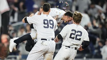 Anthony Volpe, de los Yanquis de Nueva York, festeja con sus compañeros Aaron Judge (99) y Harrison Bader (22), tras la victoria sobre los Orioles de Baltimore, el martes 23 de mayo de 2023 (AP Foto/Frank Franklin II)
