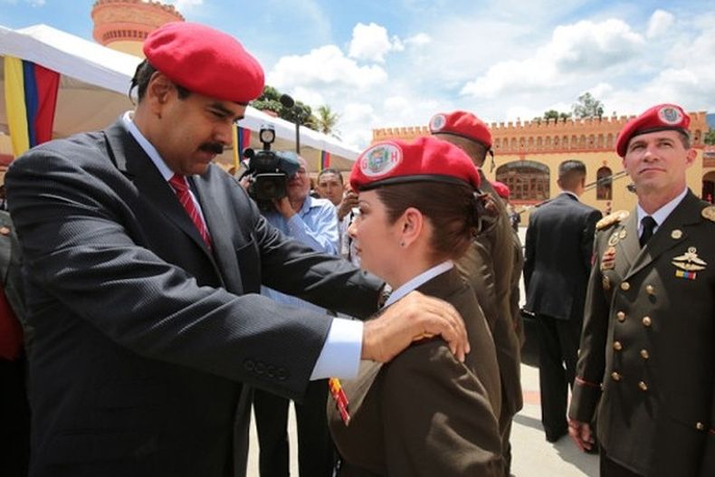 La agencia de noticias Bloomberg ha publicado hoy un reportaje titulado ?New Cars for the Army as Venezuelans Line Up for Food? (Carros nuevos para los militares mientras los venezolanos hacen cola por la comida) donde evidencian los privilegios que tiene