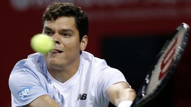 americateve | El canadiense Milos Raonic regresa el disparo del croata Ivan Dodig durante su duelo en semifinales del Abierto de Jap&oacute;n en Tokio, el s&aacute;bado 5 de octubre de 2013. Raonic super&oacute; a Dodig 7-6 (4), 6-1. (Foto AP/Koji Sasahara)
