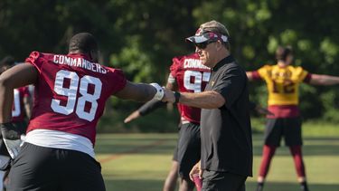 Commanders multan a coordinador defensivo Jack Del Rio