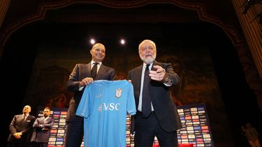 El nuevo entrenador del Napoli Massimiliano Allegri sostiene la camiseta del equipo junto al presidente del club Aurelio De Laurentiis en su conferencia de prensa el martes 14 de julio del 2026. (Alessandro Garofalo/LaPresse via AP)