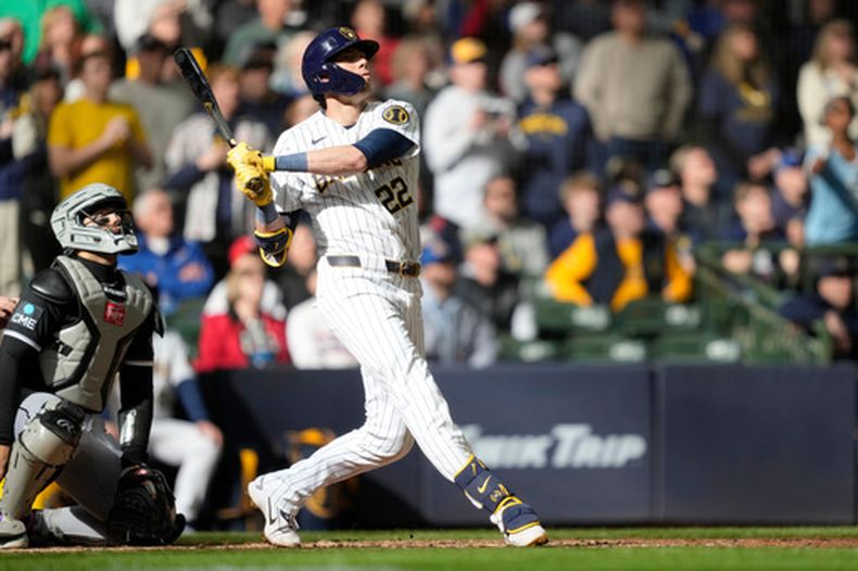 Christian Yelich, de los Cerveceros de Milwaukee, conecta un jonrón de tres carreras durante la octava entrada de un partido de béisbol contra los Medias Blancas de Chicago, el domingo 29 de marzo de 2026, en Milwaukee. (Foto AP/Kayla Wolf)