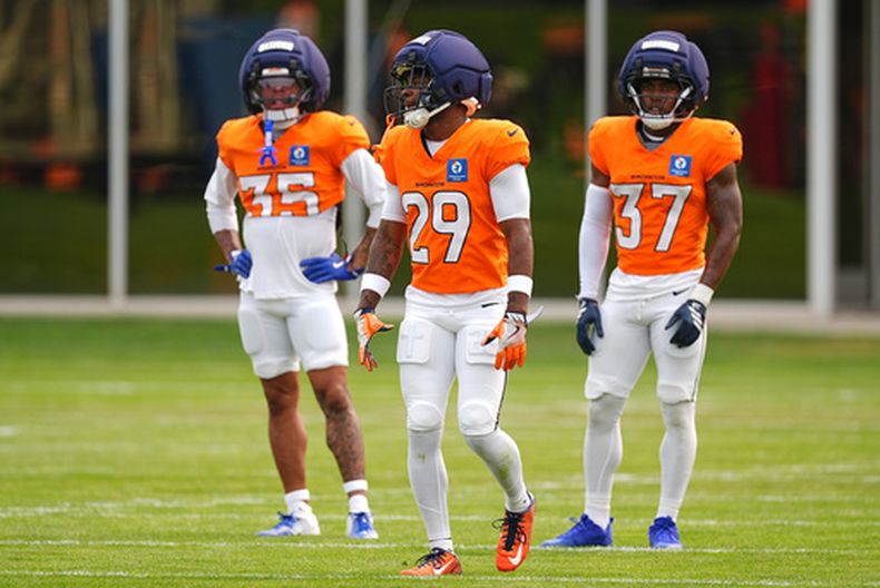 Jaquan McMillian, de los Broncos de Denver, participa en las prácticas junto a sus compañeros Reese Taylor (izquierda) y Sean Fresch Jr., el lunes 3 de agosto de 2026 en Centennial, Colorado (AP Foto/David Zalubowski)