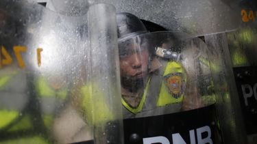 El ejército atrae miradas mientras Venezuela se tambalea