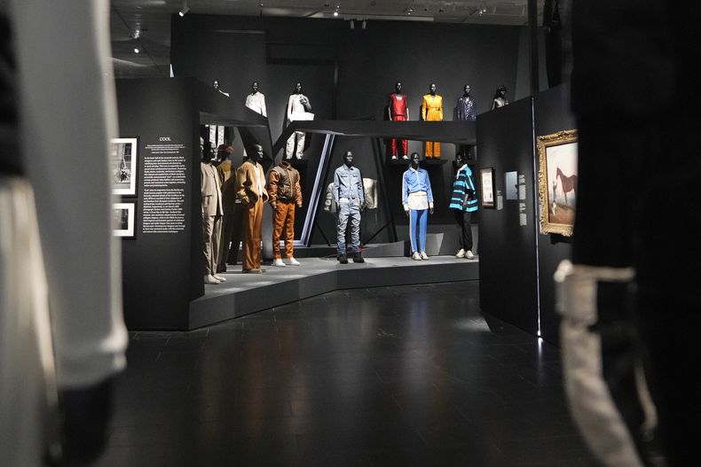 Diseños en la exposición del Instituto de Vestido del Museo Metropolitano de Arte, Superfine: Tailoring Black Style, el sábado 3 de mayo de 2025, en Nueva York. (Foto Charles Sykes/Invision/AP)