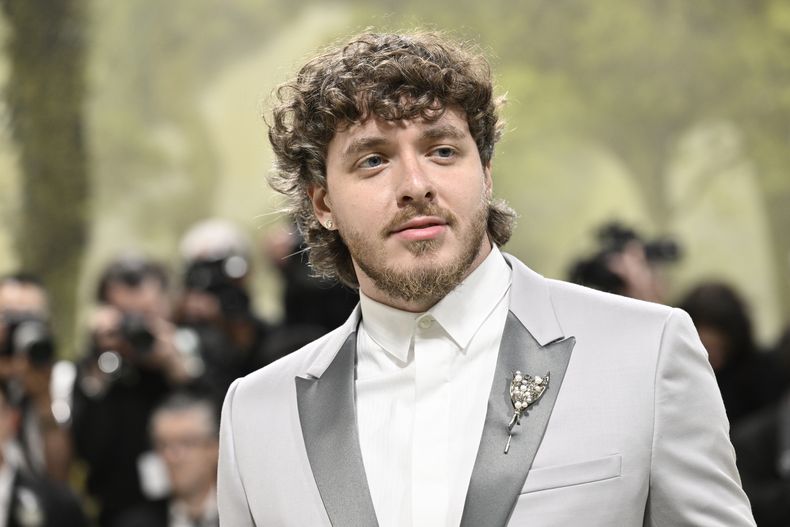 Jack Harlow llega a la gala benéfica del Instituto del Vestido del Museo Metropolitano de Arte para celebrar la inauguración de la exposición Sleeping Beauties: Reawakening Fashion el lunes 6 de mayo de 2024, en Nueva York. (Foto Evan Agostini/Invision/AP)
