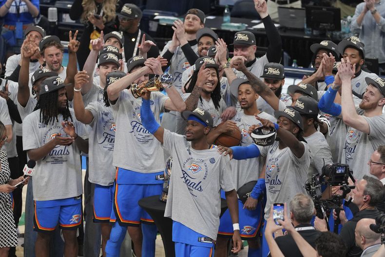 El base del Thunder de Oklahoma City Shai Gilgeous-Alexander celebra con sus compañeros tras ganar las finales de la Conferencia Oeste al superar a los Timberwolves de Minnesota el miércoles 28 de mayo del 2025. (AP Foto/Kyle Phillips)