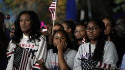 Varios simpatizantes miran la transmisión de resultados en una fiesta de observación de la noche electoral a favor de la candidata presidencial demócrata y vicepresidenta, Kamala Harris, el martes 5 de noviembre de 2024, en el campus de la Universidad Howard en Washington. (AP Foto/Susan Walsh)