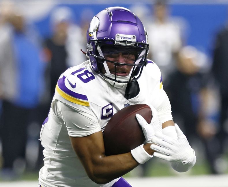 ARCHIVO - Justin Jefferson, wide receiver de los Vikings de Minnesota, lleva el balón en contra de los Lions de Detroit durante la primera mitad del juego de la NFL, el 7 de enero de 2024, en Detroit. Los Vikings y Jefferson pactaron una extensión de contrato por cuatro años, el más rico para un jugador que no es QB. (AP Foto/Duane Burleson, Archivo)