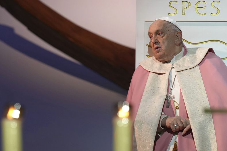 El papa Francisco en una misa en Ajaccio, Córcega, el 15 de diciembre del 2024. (AP foto/Thibault Camus)