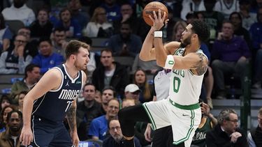 Triple-doble de Tatum encamina a Celtics sobre Mavericks