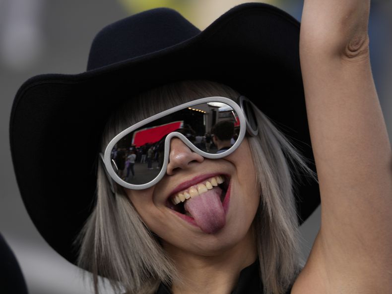 Una fan posa en el primer día del festival Arre en la Ciudad de México el 9 de septiembre de 2023. (Foto AP/Fernando Llano)
