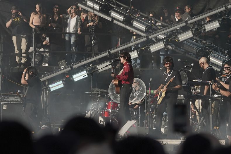 El cantautor mexicano Siddhartha durante su presentación en la 25ª edición del festival de música Vive Latino en la Ciudad de México, el sábado 15 de marzo de 2025. (Foto AP/Aurea Del Rosario)