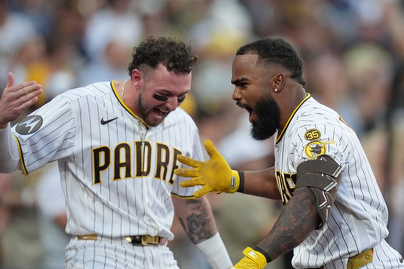 El venezolano Luis Rengifo, de los Padres de San Diego, festeja con su compañero Jackson Merrill tras batear un grand slam ante los Cerveceros de Milwaukee, el martes 11 de agosto de 2026 (AP Foto/Gregory Bull)