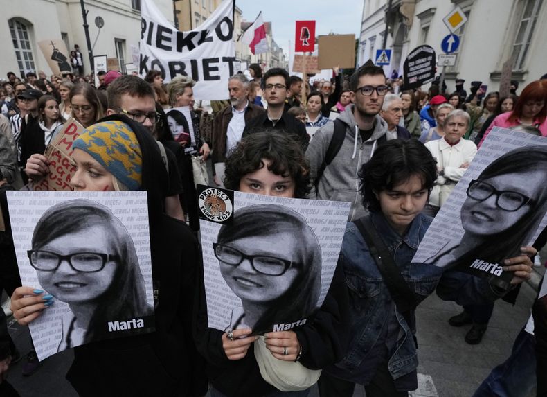 Manifestación en Varsovia contra la estricta ley antiaborto en Polonia tras la muerte de una embarazada por sepsis en mayo, el 14 de junio de 2023. (AP Foto/Czarek Sokolowski)