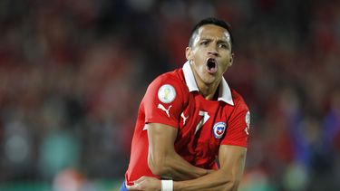 americateve | El jugador de Chile, Alexis S&aacute;nchez, festeja un gol contra Ecuador en las eliminatorias mundialistas el martes, 15 de octubre de 2013, en Santiago. (AP Photo/Martin Mejia)