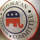 ARCHIVO - En la imagen, el logotipo del Comité Nacional Republicano en el centro del escenario del Coliseo de North Charleston, el 13 de enero de 2016, en North Charleston, Carolina del Sur. (AP Foto/Rainier Ehrhardt, Archivo)