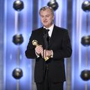 En esta imagen proporcionada por CBS, Christopher Nolan recibe el premio a mejor director por en la 81a edición de los Globos de Oro el domingo 7 de enero de 2024, en el Hotel Beverly Hilton en Beverly Hills, California. (Sonja Flemming/CBS via AP)