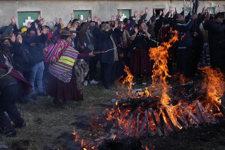Indígenas aymaras asisten a la celebración del Año Nuevo Andino 5.533 en El Alto, Bolivia, el sábado 21 de junio de 2025. (Foto AP/Juan Karita)