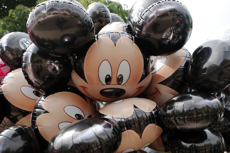 ARCHIVO - Globos de Mickey Mouse en el parque temático de Disneyland París, en Chessy, Francia, el 8 de junio de 2018. (AP Foto/Francois Mori, Archivo)